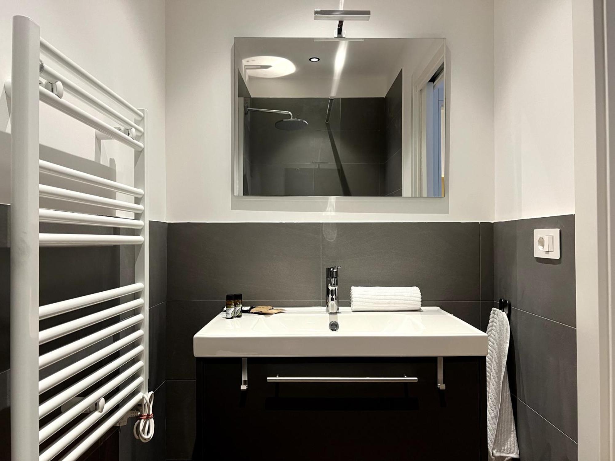Near Vatican, Irnerio 47 Guest House Рим Екстериор снимка