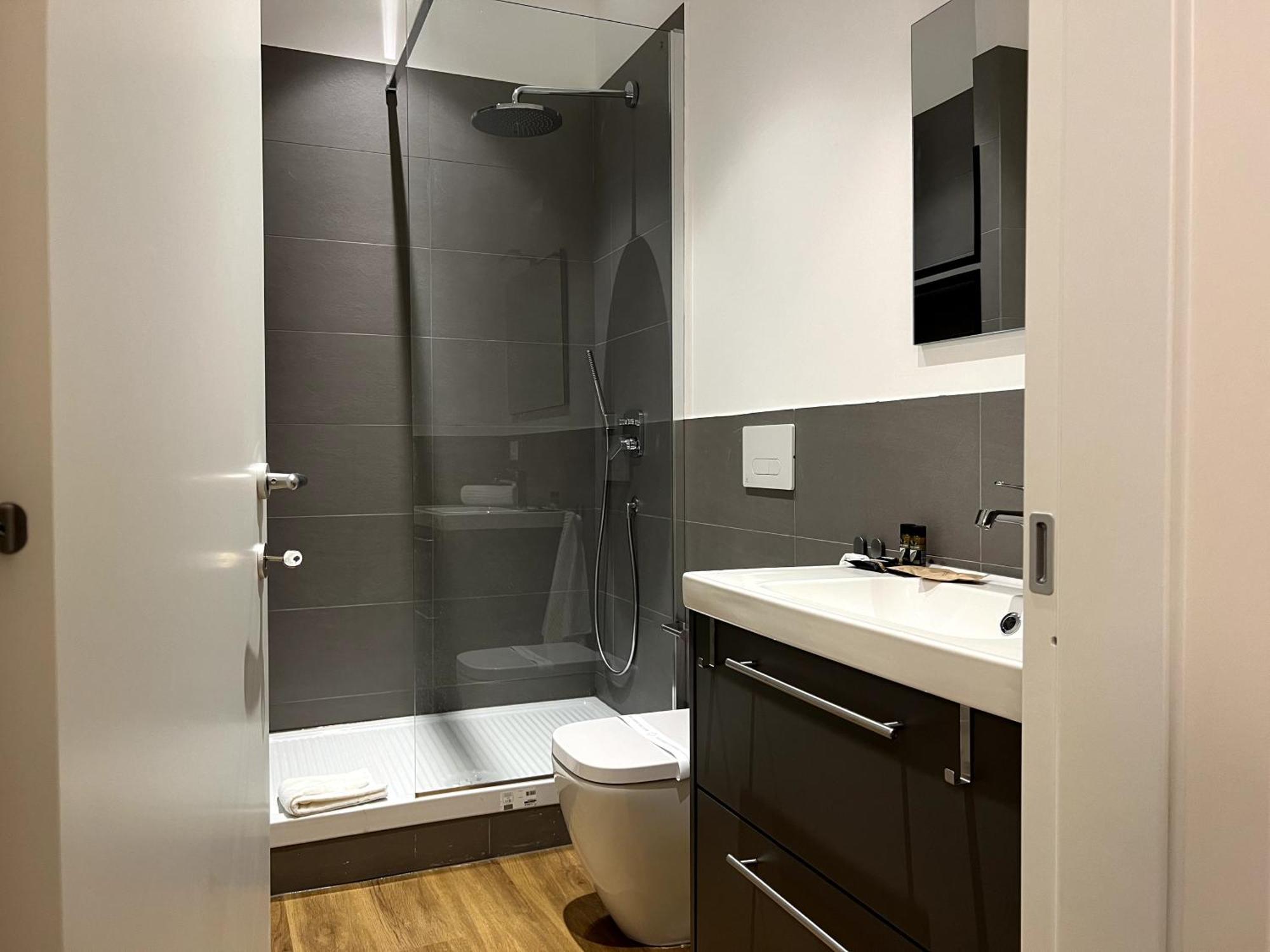 Near Vatican, Irnerio 47 Guest House Рим Екстериор снимка