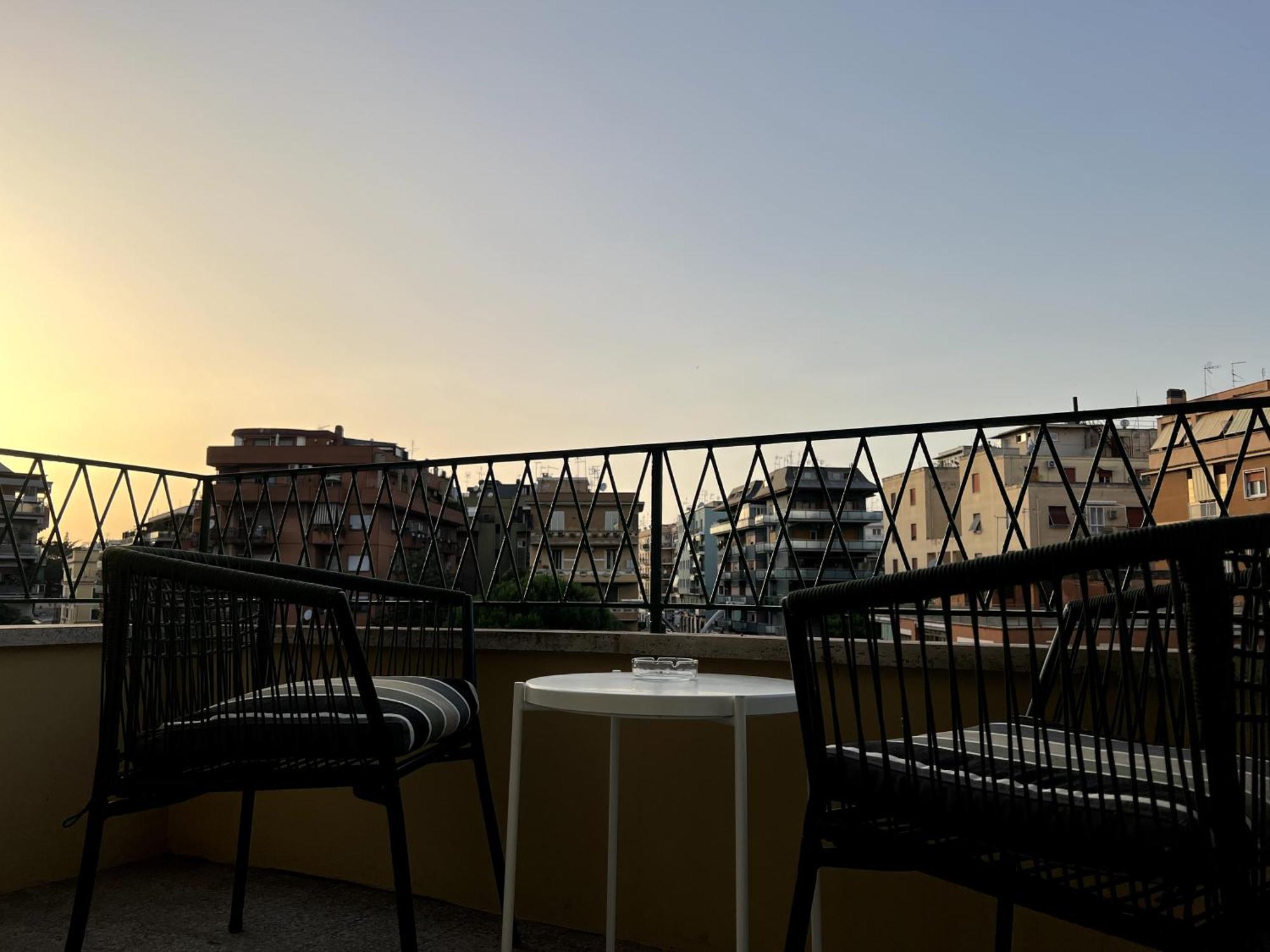 Near Vatican, Irnerio 47 Guest House Рим Екстериор снимка