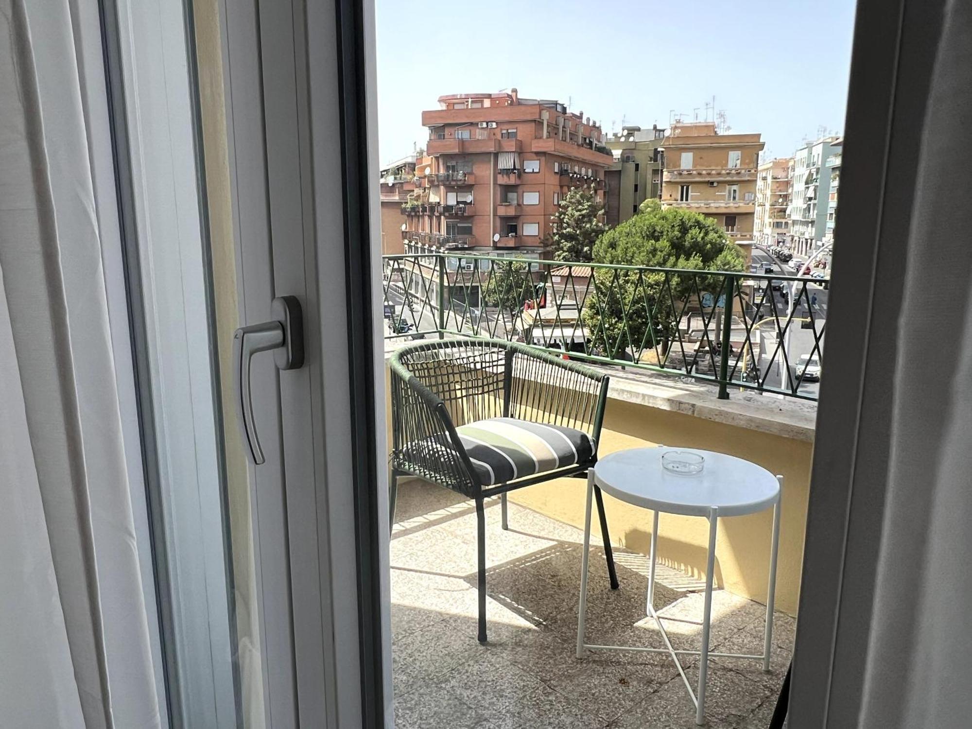 Near Vatican, Irnerio 47 Guest House Рим Екстериор снимка