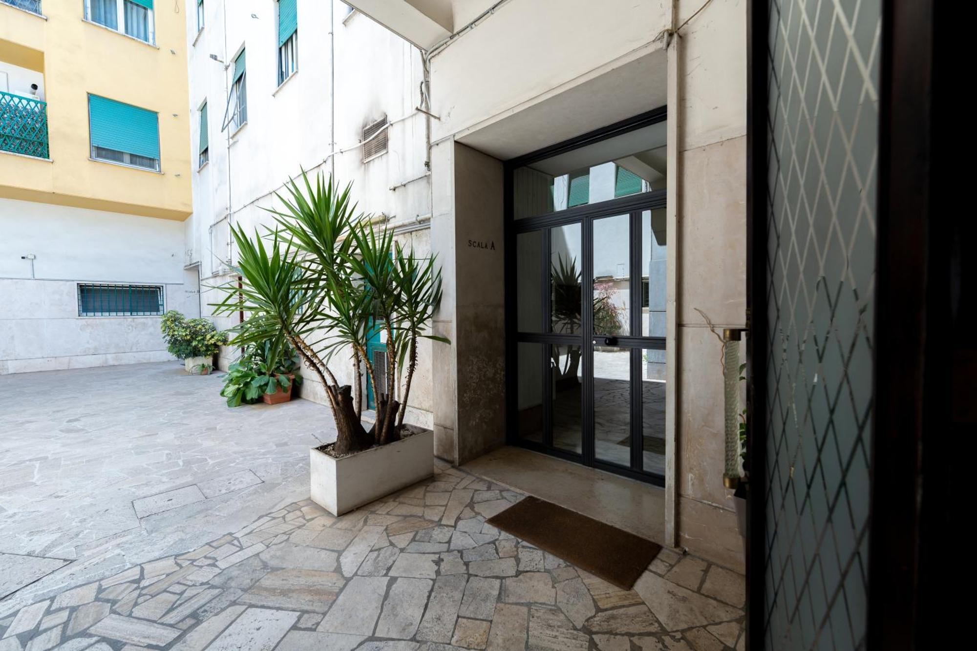 Near Vatican, Irnerio 47 Guest House Рим Екстериор снимка