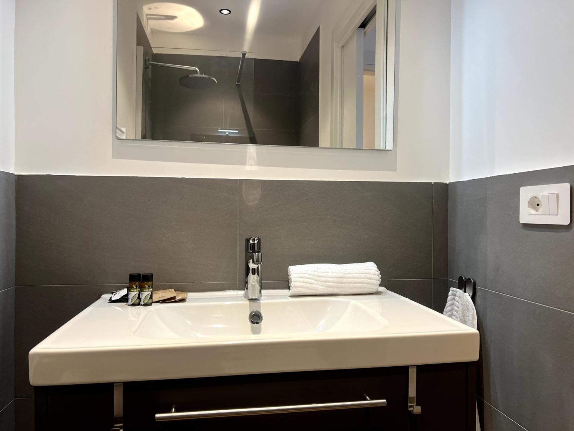 Near Vatican, Irnerio 47 Guest House Рим Стая снимка