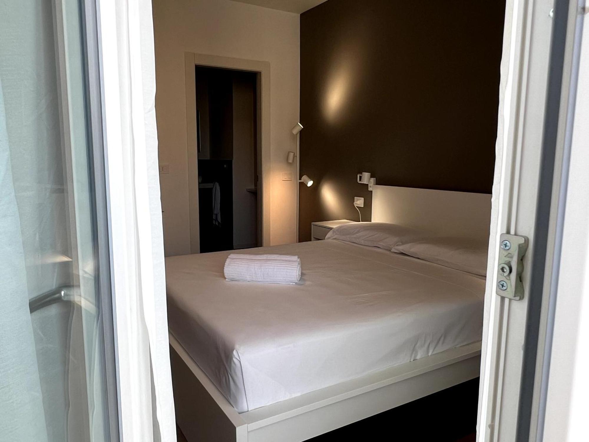 Near Vatican, Irnerio 47 Guest House Рим Стая снимка